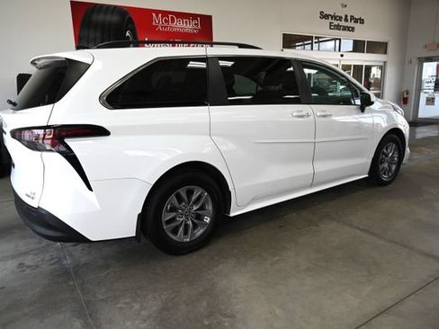 Used 2023 Toyota Sienna LE AWD/4WD image 5