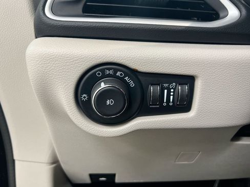 Used 2024 Chrysler Pacifica Touring-L image 18