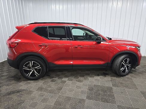 Used 2024 Volvo XC40 B5 Core image 2