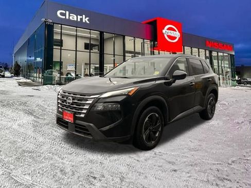 Used 2024 Nissan Rogue SV image 3