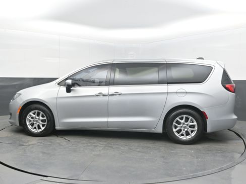 Used 2022 Chrysler Voyager LX image 5