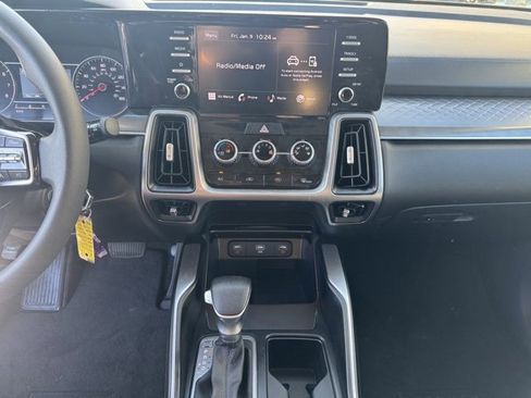 Used 2023 Kia Sorento LX image 17
