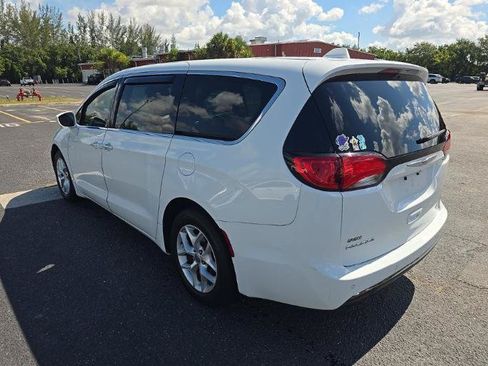 Used 2020 Chrysler Pacifica Touring w/ Tire & Wheel Group FWD image 4