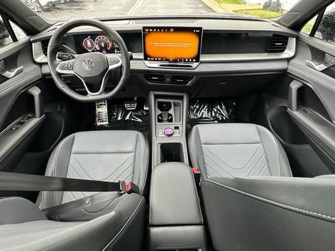 Certified 2025 Volkswagen Tiguan SE R-Line AWD/4WD image 32