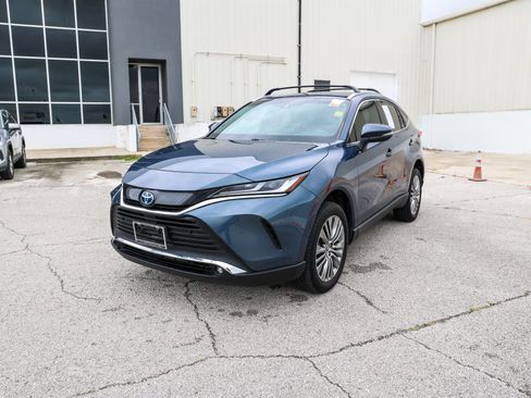 Certified 2024 Toyota Venza XLE AWD/4WD image 13