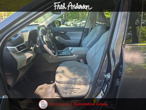 Used 2022 Toyota Highlander XLE FWD image 3