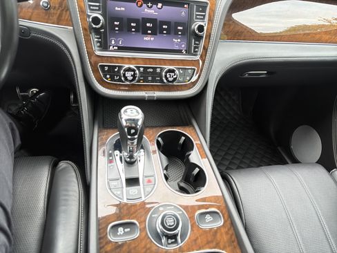 Used 2018 Bentley Bentayga AWD/4WD image 17