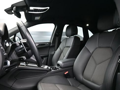 Certified 2025 Porsche Macan image 3