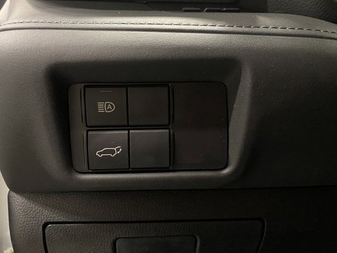 Used 2022 Toyota Highlander XLE AWD/4WD image 39