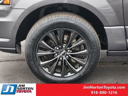 Used 2017 Lincoln Navigator Select image 12