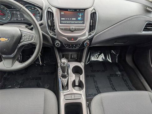 Used 2018 Chevrolet Cruze LT FWD image 18