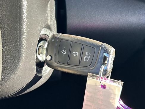 Used 2023 Hyundai Venue SEL image 28