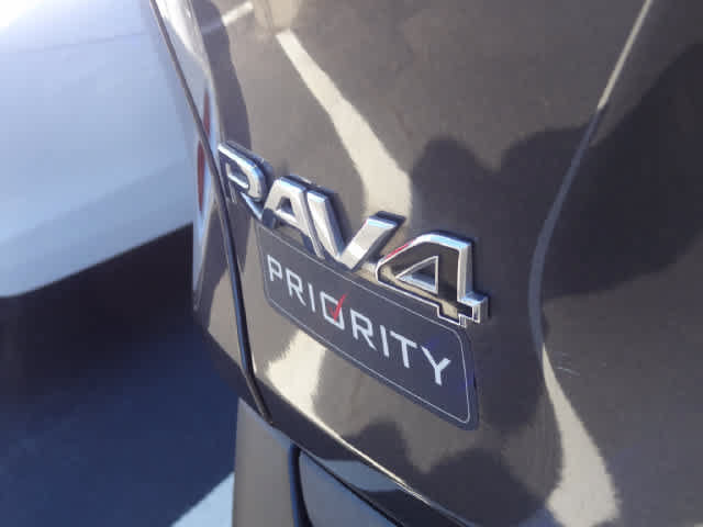 Used 2021 Toyota RAV4 LE AWD/4WD image 16