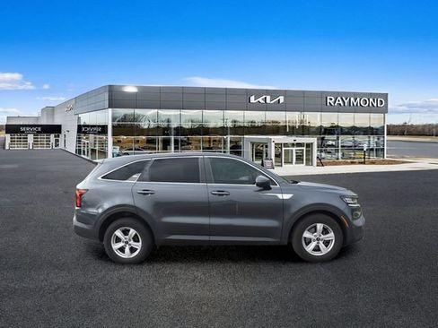 Certified 2023 Kia Sorento LX FWD image 2