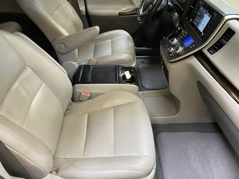 Used 2020 Toyota Sienna XLE w/ XLE Navigation Package image 25
