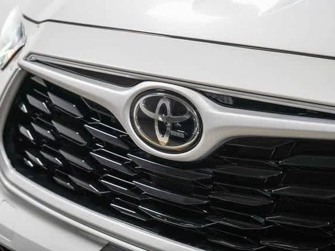 Certified 2023 Toyota Highlander LE image 9