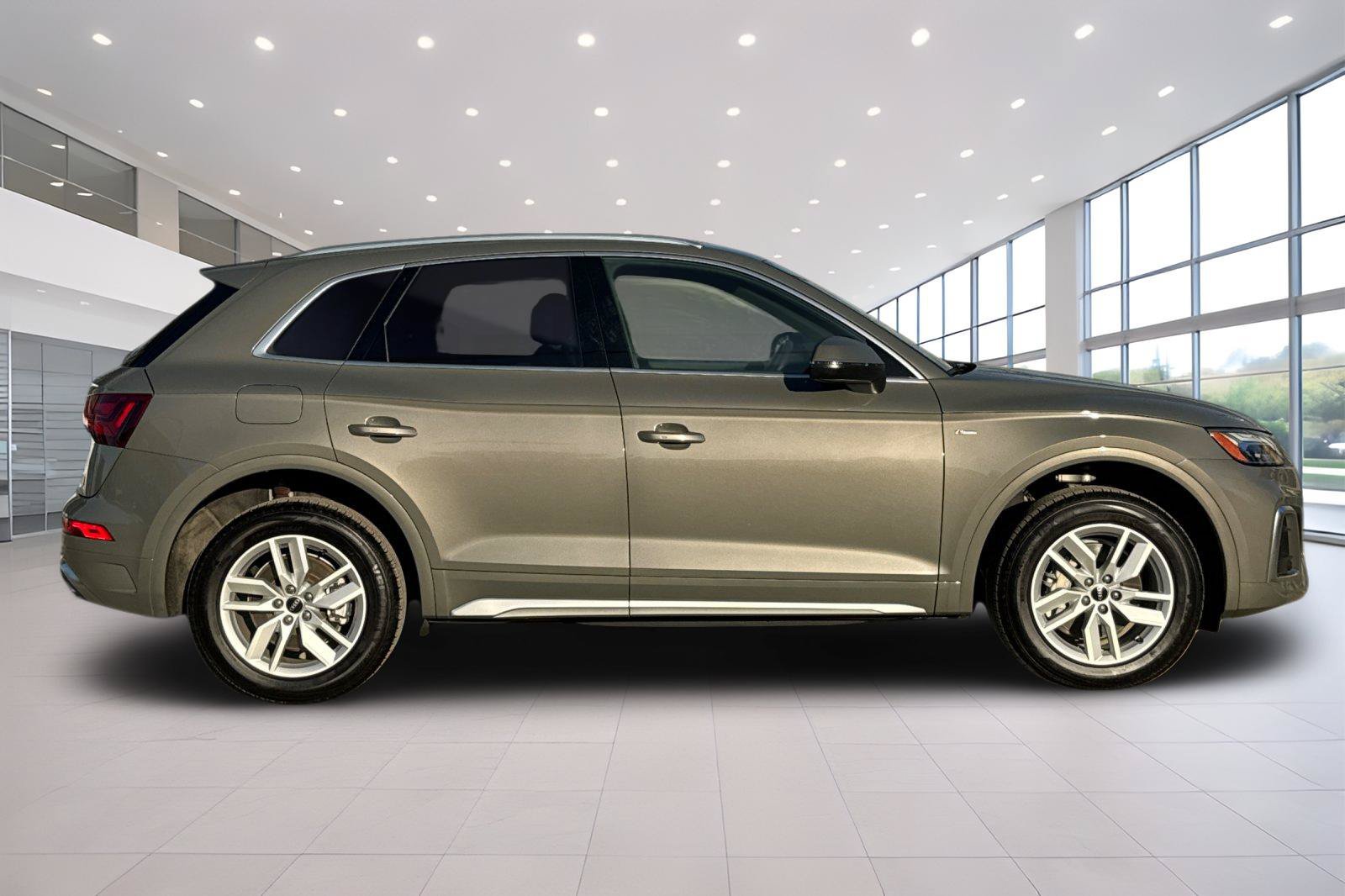 Used 2023 Audi Q5 2.0T Premium w/ Convenience Package AWD/4WD image 3