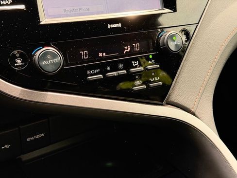 Used 2020 Toyota Camry LE FWD image 31