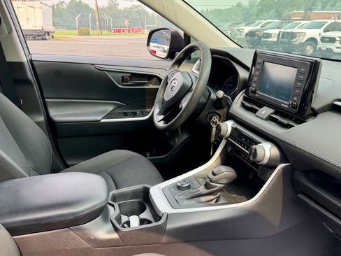 Used 2021 Toyota RAV4 LE AWD/4WD image 10