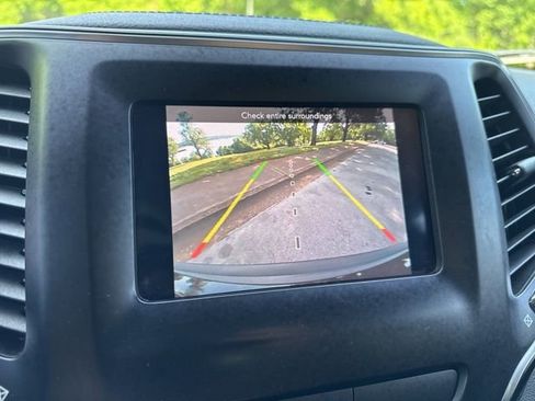 Used 2019 Jeep Cherokee Latitude w/ Cold Weather Group AWD/4WD image 19