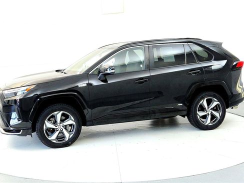 Certified 2022 Toyota RAV4 SE image 3