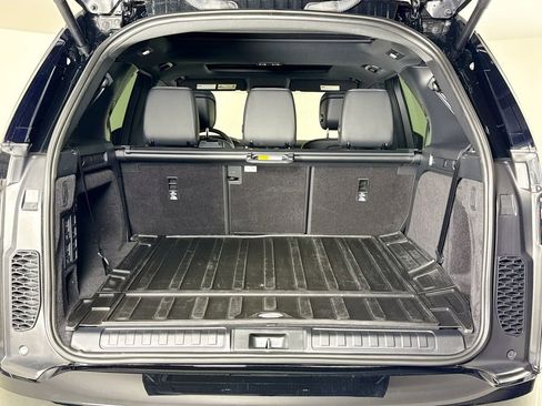 Used 2025 Land Rover Discovery Dynamic SE AWD/4WD image 25