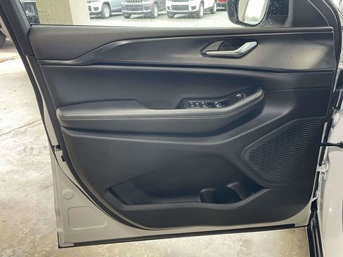 Used 2024 Jeep Grand Cherokee L Laredo image 23