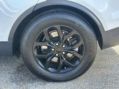 Used 2018 Land Rover Discovery SE image 10