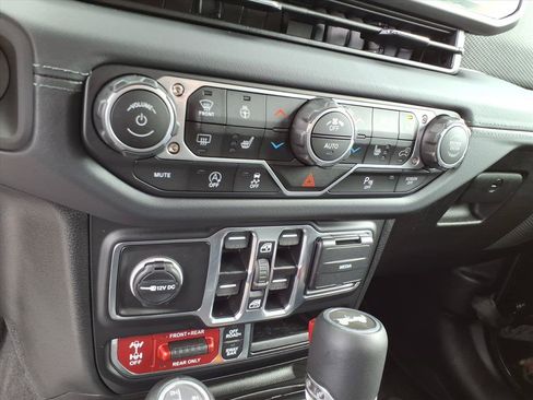 Used 2025 Jeep Wrangler Unlimited Rubicon AWD/4WD image 18