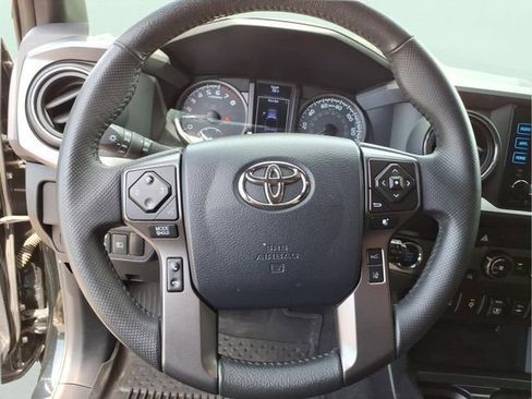 Used 2018 Toyota Tacoma TRD Sport AWD/4WD image 24