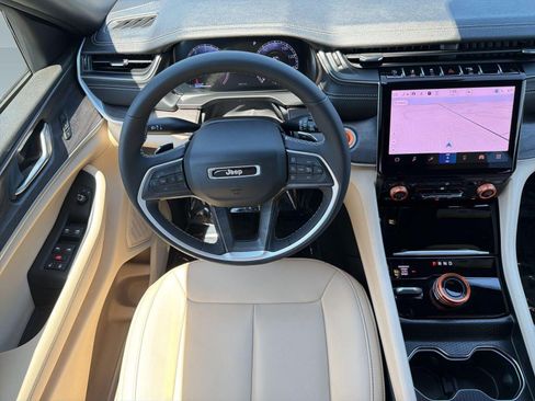 Used 2025 Jeep Grand Cherokee Limited AWD/4WD image 27