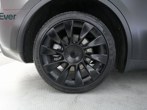 Used 2022 Tesla Model Y Long Range image 19