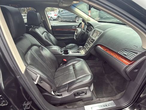 Used 2010 Lincoln MKT AWD image 18