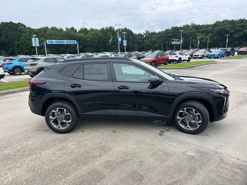 New 2026 Chevrolet Trax LT w/ Driver Confidence Package FWD image 8