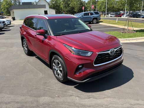 Used 2022 Toyota Highlander XLE AWD/4WD image 2