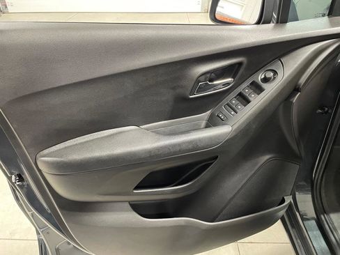 Used 2018 Chevrolet Trax LT w/ LT Convenience Package FWD image 13