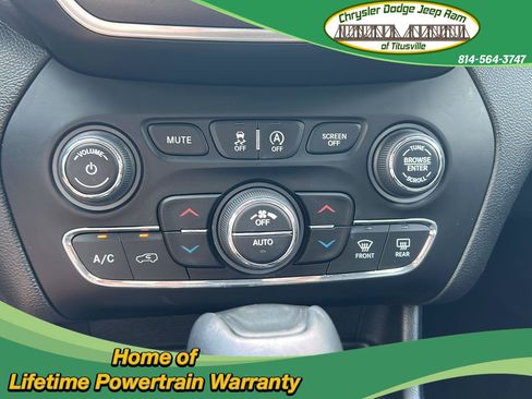 Used 2022 Jeep Cherokee Trailhawk AWD/4WD image 24