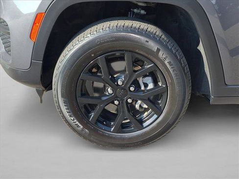 Used 2024 Jeep Grand Cherokee Altitude AWD/4WD image 10