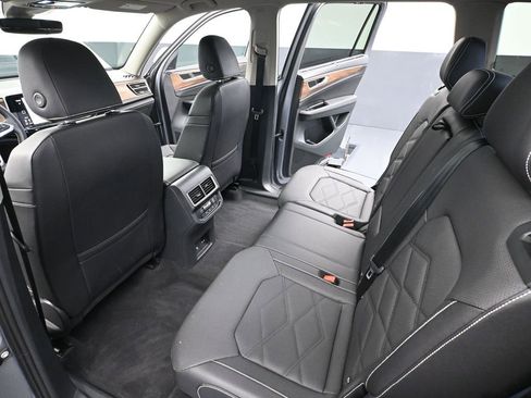 Used 2025 Volkswagen Atlas SE image 36