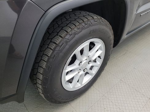 Used 2020 Jeep Grand Cherokee Laredo AWD/4WD image 31