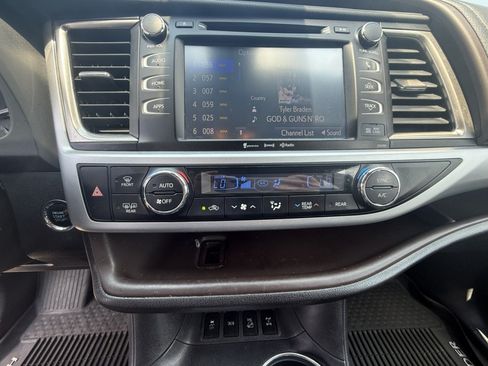 Used 2019 Toyota Highlander XLE AWD/4WD image 13