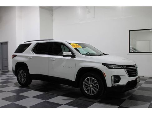 Used 2022 Chevrolet Traverse LT image 2