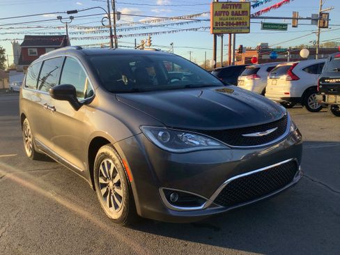 Used 2020 Chrysler Pacifica Touring-L Plus image 1