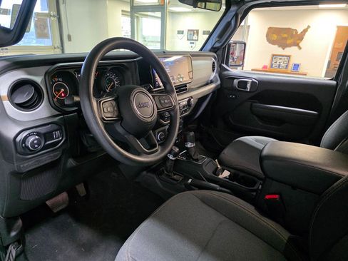 Used 2025 Jeep Gladiator Sport image 17
