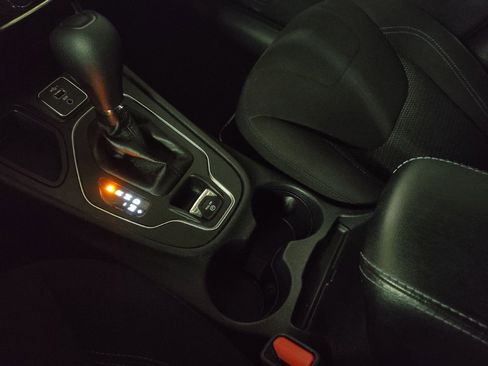 Used 2019 Jeep Cherokee Latitude w/ Popular Appearance Group image 26