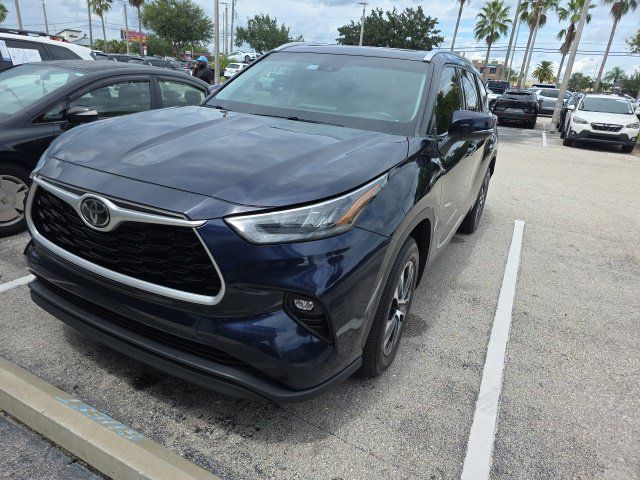 Used 2020 Toyota Highlander XLE FWD image 1