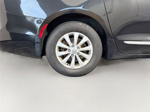 Used 2017 Chrysler Pacifica Touring-L FWD image 20