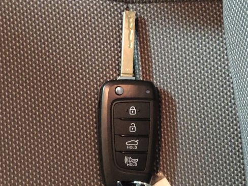 Used 2021 Hyundai Elantra SE image 32