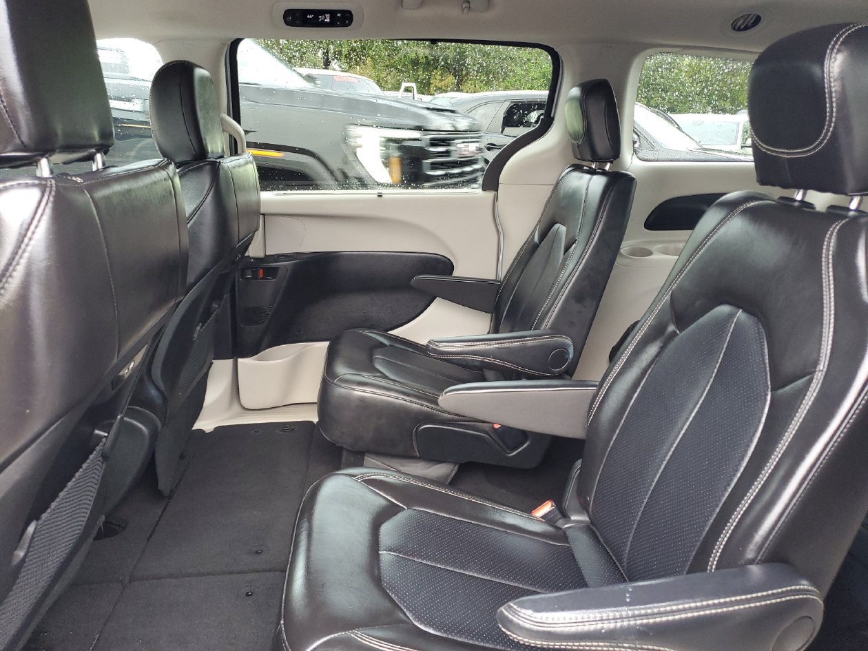 Used 2024 Chrysler Pacifica Touring-L FWD image 9