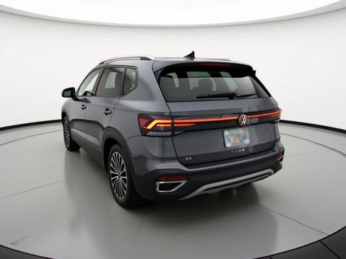 Used 2025 Volkswagen Taos SE image 6